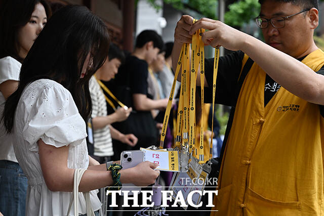 한 여성 참가자가 1박 2일 동안 사용할 가명을 고르고 있다.