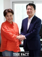  윤희숙 혁신위원장 찾은 안철수 '당 혁신 관련 면담' [TF사진관]