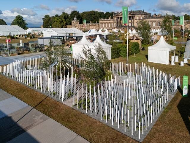 현대건설은 지난 16일부터 5일간 영국 사우스요크셔 지역의 대저택인 웬트워스 우드하우스에서 개최된 RHS 플라워쇼 웬트워스 우드하우스 2025에서 실버길트(Silver-gilt) 메달을 수상했다고 22일 밝혔다. /현대건설