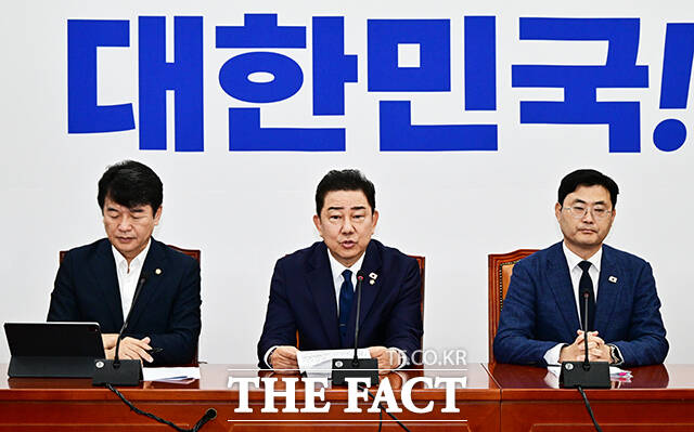 김병기 더불어민주당 당대표 직무대행 겸 원내대표(가운데)가 22일 오전 서울 여의도 국회에서 열린 원내대책회의에 참석해 모두발언을 하고 있다. /국회=배정한 기자