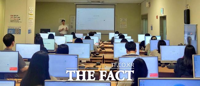 ‘온마음 AI복지콜’ 사용자 대상 교육 진행 모습./부천시