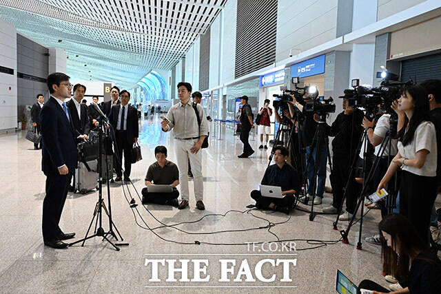 여한구 산업통상자원부 통상교섭본부장(왼쪽)은 22일 미국 워싱턴 D.C를 방문해 미국 주요 정부 인사들과 한미 간 관세협상을 실시할 예정이다. 사진은 지난달 22일 미국 출국 전 인천국제공항에서 취재진의 질문에 대답하는 여 본부장 모습. /더팩트 DB