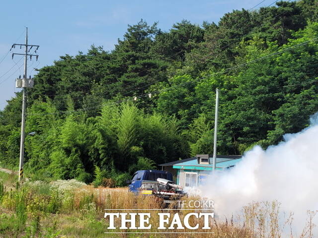전북 남원시가 하절기 아프리카돼지열병(ASF) 예방을 위해 관내 축산 농가를 대상으로 방역을 실시하고 있다. /남원시