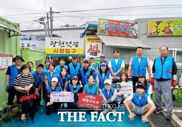 대전중학교 2학년에 재학 중인 강기태 학생이 친구들의 권유로 19일 새벽 대전봉사체험교실이 진행하는 연탄나눔 봉사활동에서 첫 봉사를 시작했다. 함께 봉사를 진행한 회원들과 봉사를 마무리하고 기념사진을 촬영했다./대전봉사체험교실