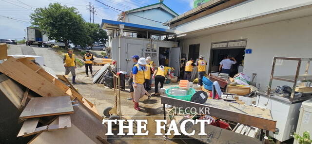 천안시자원봉사센터가 수해피해 복구 활동을 지원하고 있다. /천안시