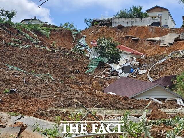 산사태로 주택이 매몰된 산청군 생비량면 상능마을 모습 /산청=이경구기자