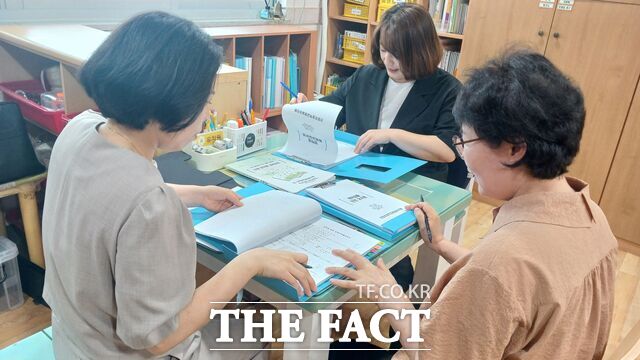 충남교육청 관계자가 21일 아산 신창초병설유치원을 방문해 교육지원청과 함께 합동점검을 진행하고 있다. /충남교육청