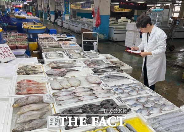 대전보건환경연구원 관계자가 유통 농·수산물 시료를 채취하고 있는 모습./대전시