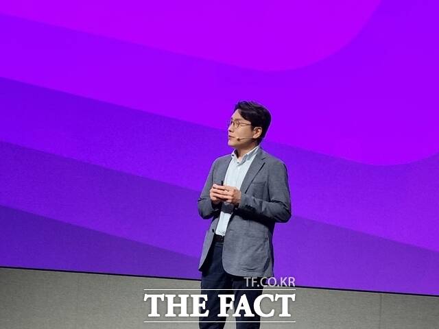 임우형 LG AI연구원 공동 연구원장이 22일 서울 강서구 마곡 LG사이언스파크 컨버전스홀에서 열린 LG AI 토크 콘서트 2025에서 엑사원 생태계를 설명하고 있다. /이성락 기자
