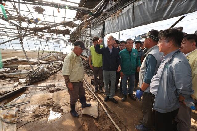 강호동 농협중앙회 회장(왼쪽에서 세 번째)이 경남 폭우 피해 현장을 둘러보며 농업인을 위로하고 있다. /농협중앙회