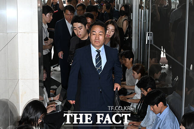 채 상병 수사 외압 의혹의 핵심 인물인 김계환 전 해병대사령관의 구속영장실질심사가 약 2시간 만에 종료했다. 김 전 사령관이 채상병 사건 수사방해 의혹과 관련 조사를 받기 위해 지난 7일 오전 서울 서초구 순직해병특검 사무실로 향하고 있다. /장윤석 기자