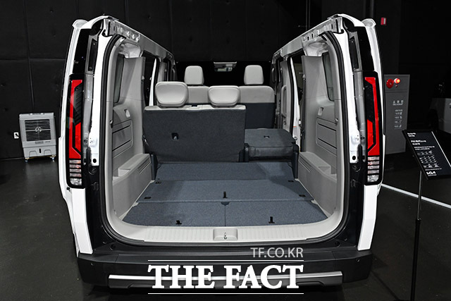 후측방 가니시는 사고 발생 시 해당 부위만 교체할 수 있도록 조립형으로 설계됐고, 후방 유리창 역시 필요에 따라 글라스 도어·철제 도어 등으로 바꿀 수 있다. /남용희 기자