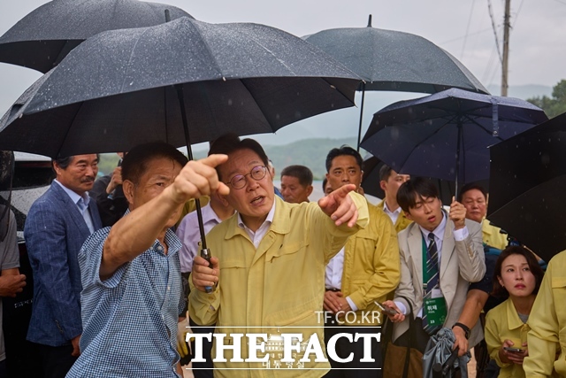 이재명 대통령이 21일 경남 산청군 산청읍 집중호우 피해현장을 살펴보고 있다. /대통령실