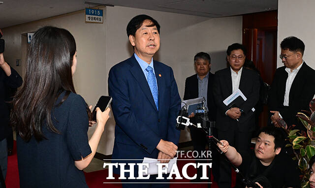 한국과 미국의 통상 수장들이 25일 2+2 방식으로 협상 테이블에 마주앉는다. 구윤철 경제부총리 겸 기획재정부 장관이 22일 오전 서울 종로구 정부서울청사에서 열린 대외경제장관회의를 마친 뒤 취재진 질문에 답변을 하고 있다. /임영무 기자