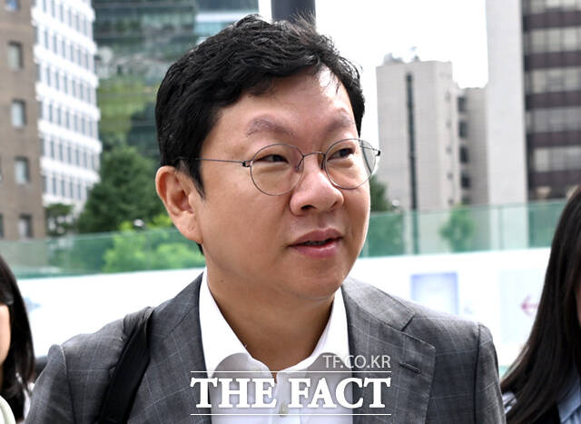 한편 특검팀은 이날 오전 10시 집사 게이트 연루 의혹을 받는 윤재현 참손대표를 불러 조사 중이다. 오전 9시46분께 특검팀 사무실에 도착한 윤 대표는 취재진을 피해 건물로 들어갔다. /이새롬 기자