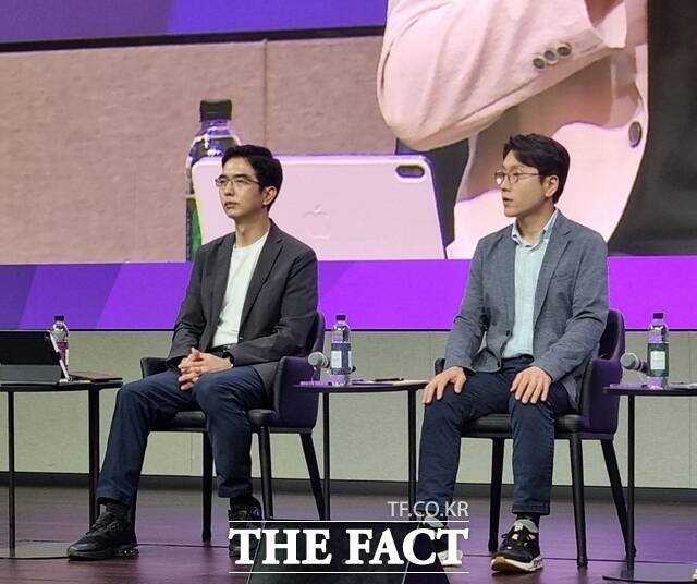이홍락(왼쪽)·임우형 LG AI연구원 공동 원장이 22일 서울 강서구 마곡 LG사이언스파크 컨버전스홀에서 열린 LG AI 토크 콘서트 2025에 참석해 취재진의 질문을 듣고 있다. /이성락 기자