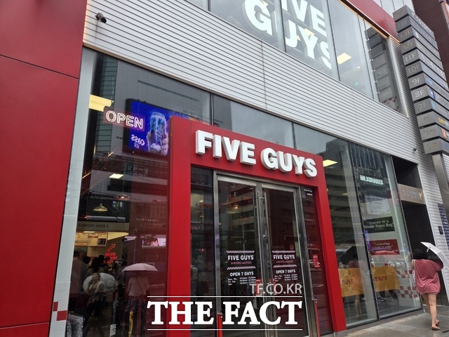 한화갤러리아가 운영 중인 파이브가이즈가 매각을 검토하고 있다. /서초동=우지수 기자