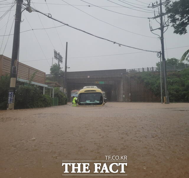 17일 성환읍 우신리에서 폭우로 물에 잠겨가는 버스에 있던 운전자를 경찰이 구해 내고 있다. /천안서북경찰서