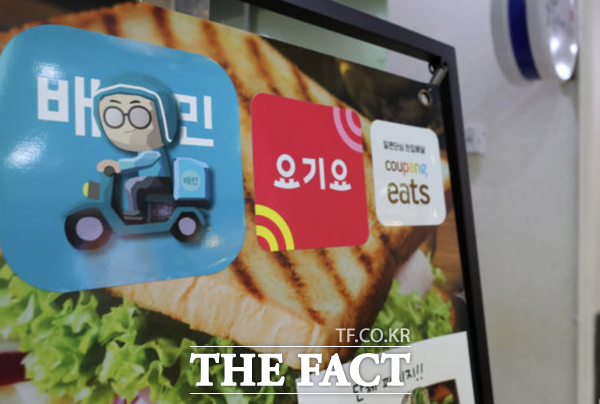 국회 정무위가 22일 법안심사소위를 열고 배달앱 수수료 상한제를 온라인 플랫폼 규제법안(온플법)에 포함할지에 대해 논의한다. 사진은 서울 시내 한 음식점 문에 부착된 배달앱 스티커들. /뉴시스