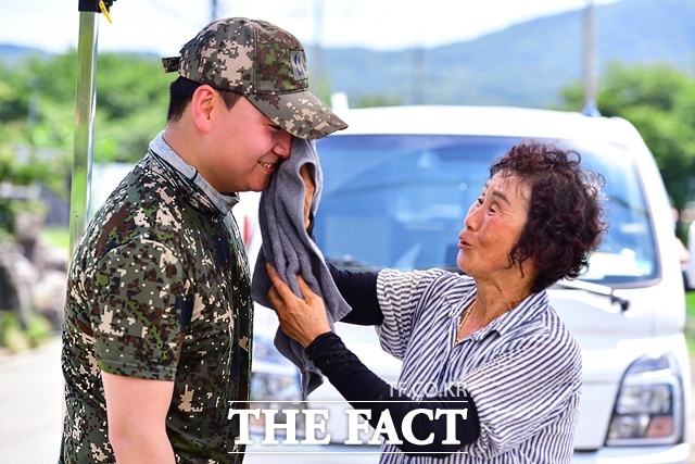 경남 하동군 수해 지역 마을 주민이 주택과 농경지 복구에 힘쓰는 공군 제3훈련비행단 장병의 땀을 닦아주고 있다. /제3훈련비행단
