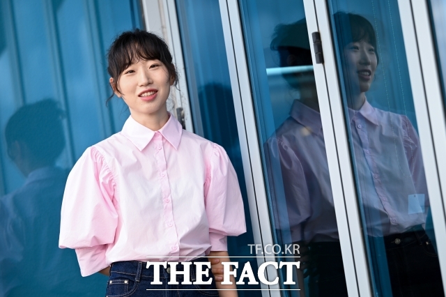 배우 오경화가 21일 오후 서울 마포구 상암동 <더팩트> 사옥에서 인터뷰에 앞서 포즈를 취하고 있다. /서예원 기자