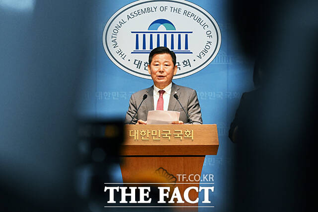 이철규 국민의힘 의원이 22일 오후 서울 여의도 국회 소통관에서 기자회견을 열고 순직해병 특검의 압수수색과 관련해 입장을 밝히고 있다. /국회=배정한 기자