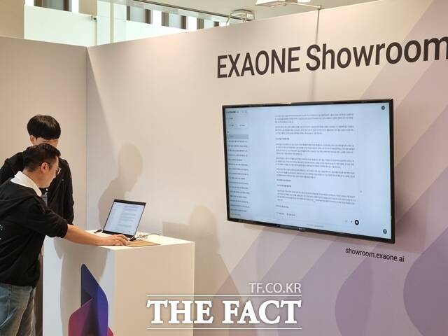 LG 직원이 엑사원 기반 엔터프라이즈 AI 에이전트 챗엑사원을 소개하고 있다. /이성락 기자