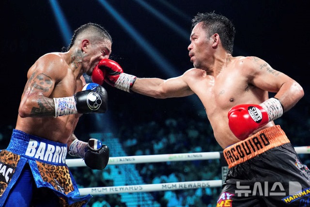 이미 12번이나 세계챔피언 타이틀을 획득한 바 있는 46세의 파키아오(오른쪽)가 30세 전성기의 챔피언 바리오스의 안면에 펀치를 날리고 있다. / 라스베이거스 AP뉴시스