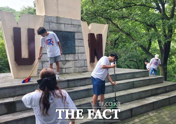 윤승우 학생(대전중 2학년)과 호국보훈기념사업회청소년봉사단 회원들이 20일 대전 소재 보문산 유엔 참전비에서 환경정화 봉사활동을 펼치고 있다./호국보훈기념사업회