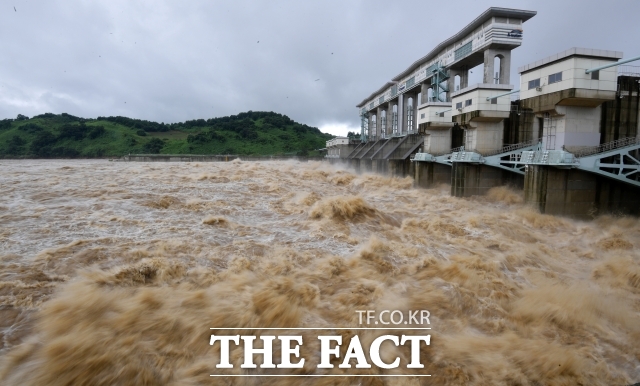 통일부는 22일 북한이 지난달 25일과 지난 18일 두 차례에 걸쳐 사전 통보 없이 임진강 상류 황강댐을 방류한 것으로 파악했다고 밝혔다. 사진은 연천군 군남댐. /더팩트DB