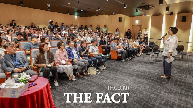 신계용 과천시장이 지난 9일 ‘과천 사는 이야기 마당’에서 참여 시민들과 이야기를 나누고 있다./과천시