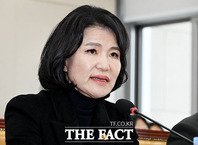 강훈식 대통령 비서실장은 22일 이진숙 방송통신위원장의 휴가 신청을 반려했다. 이 위원장이 3월 5일 오전 여의도 국회에서 열린 과방위 전체회의에 참석해 질의에 답변을 하고 있다. /배정한 기자