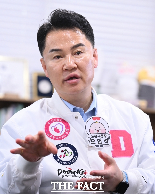 오언석 도봉구청장이 15일 오후 서울 도봉구청 집무실에서 <더팩트>와 인터뷰하고 있다./이새롬 기자