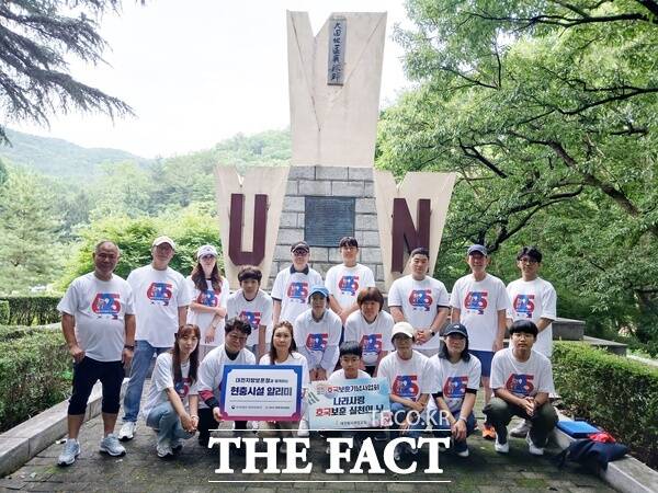 윤승우 학생(대전중 2학년)과 호국보훈기념사업회회원들이 20일 대전 소재 보문산 유엔 참전비에서 환경정화 봉사활동을 펼친 후 기념사진을 촬영하고 있다./호국보훈기념사업회