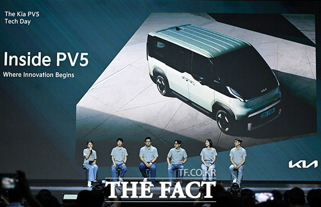 더 기아 PV5 테크 데이 열고 질의응답하는 기아자동차 기술관계자들.
