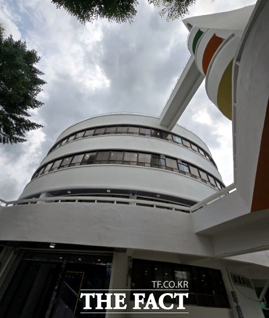 리모델링 공사를 마치고 오는 9월 재개관 예정인 부천시립심곡도서관 외관 /부천시