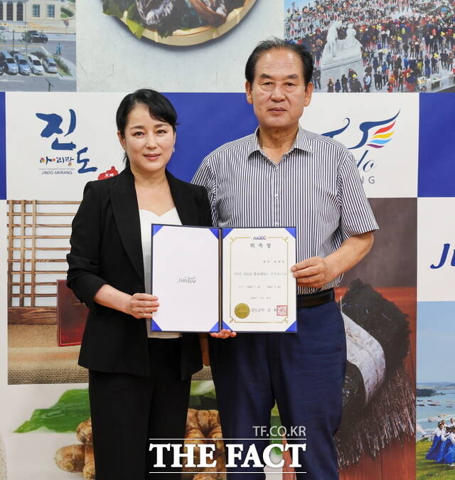 진도군이 홍보대사로 배우 최예진을 위촉하고 기념사진을 찍고 있다./진도군