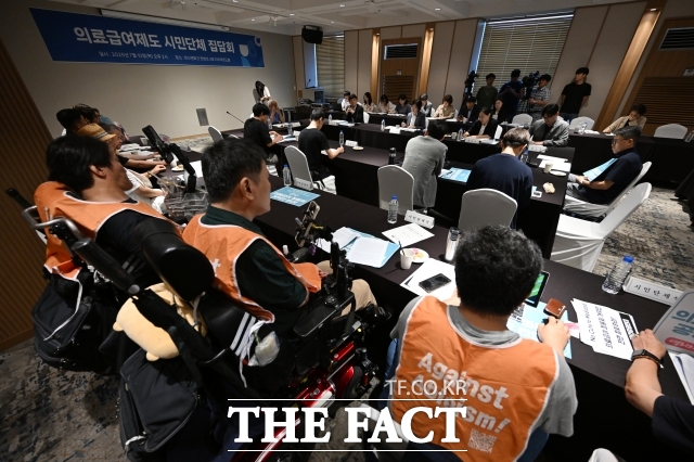 정 신임 장관은 수급자들 반발로 일시 중단된 의료급여 정률제 개편 철회 여부도 결정해야 한다. 사진은 지난 10일 이스란 보건복지부 제1차관과 의료급여 수급자들이 서울 용산구 피스앤파크 컨벤션에서 만난 의료급여제도 시민단체 집담회 모습. /서예원 기자