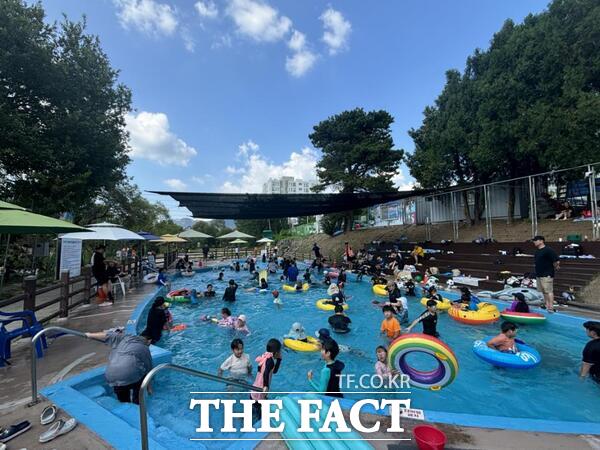 두계천 생태공원 물놀이장 전경 /계룡시