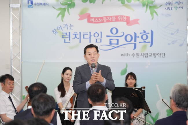 이재준 수원시장이 22일 동부버스공영차고에서 열린 음식회에 참석해 버스 운전 노동자들 격려하고 있다./수원시