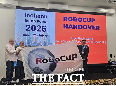 20일(현지시각) 황효진 글로벌정무부시장(오른쪽)이 브라질 살바도르에서 ‘로보컵 2026’ 대회기를 인수받고 있다./인천시