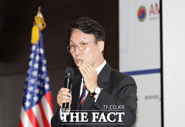 김민석 국무총리가 22일 오후 서울 영등포구 콘래드서울 호텔에서 열린 주한미국상공회의소 (AMCHAM KOREA) 세미나에 참석해 기조연설을 하고 있다. /청사사진기자단