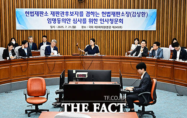 이재정 위원장이 22일 오전 서울 여의도 국회에서 열린 김상환 헌법재판소장 임명동의에 관한 인사청문특별위원회 전체회의에 참석해 안건을 상정하고 있다. /국회=배정한 기자