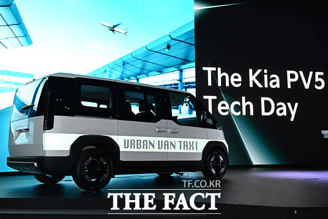 더 기아 PV5 테크 데이가 22일 오전 경기도 광명시 AK플라자 아이벡스 스튜디오에서 열린 가운데 PV5 차량이 공개되고 있다. /광명=남용희 기자
