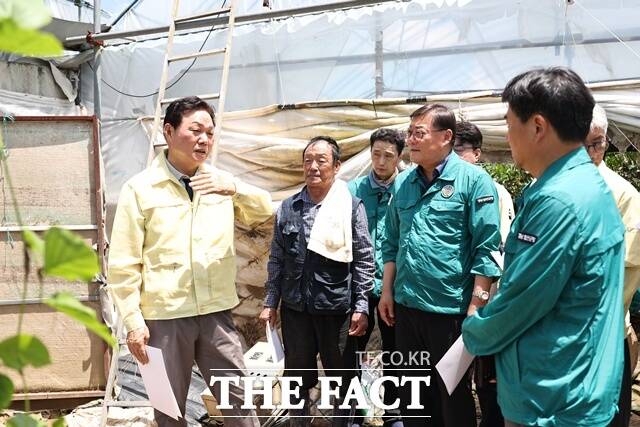 박완수 경남도지사가 집중호우로 피해를 입은 합천군 수해현장을 찾아 복구 상황을 점검하고 있다./경남도