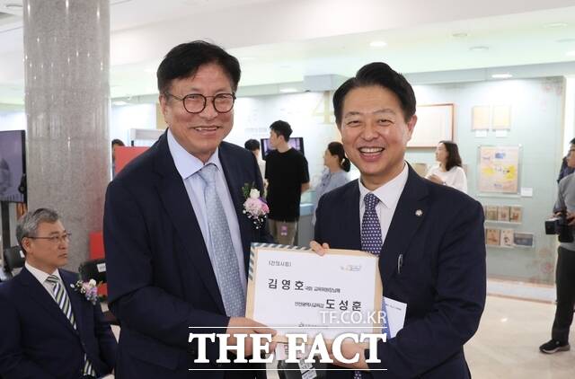 도성훈 인천시교육감(왼쪽)이 21일 김영호 국회 교육위원회 위원장에게 지방교육 정책 제안서를 전달했다./인천시교육청