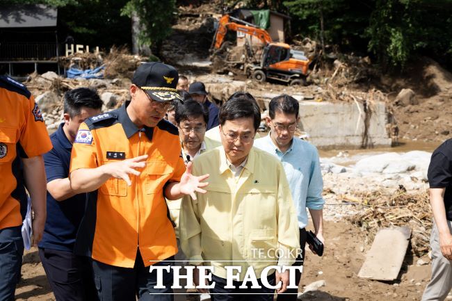 22일 오후 김동연 경기도지사가 가평군 조종면 집중호우 피해지역 현장에서 수색구조 상황을 살피고 있다./경기도