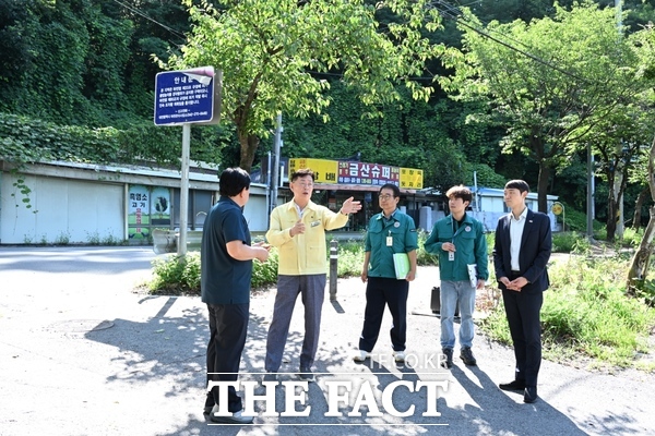 22일 산사태취약지역과 경로당 무더위쉼터를 점검하고 있는 김제선 중구청장 모습 /대전 중구