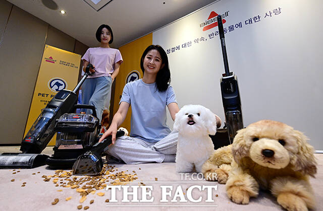 글로벌 홈클리닝 전문 비쎌(BISSELL)이 22일 오전 서울 중구 더 플라자 호텔 서울에서 반려동물 오염 청소에 특화된 초고온 스팀과 강력한 흡입력을 자랑하는 스팟클린 하이드로 스팀 프로와 물거레 기능이 추가된 크로스웨이브 옴니포스 엣지 제품을 선보이고 있다. /임영무 기자