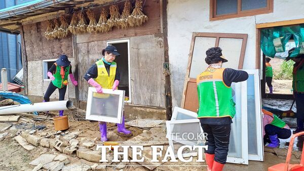 대덕구자율방재단이 21일 집중호우로 큰 피해를 입은 충청남도 아산시 염치읍 곡교1리를 방문해 파손된 가재도구 정리 등 복구 작업을 진행하고 있다. /대덕구